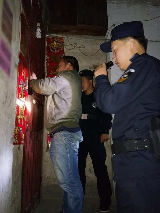 铜仁地区粗心妈妈误将幼女锁家中 民警全城寻开锁师傅开门