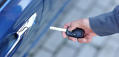 铜仁地区汽车钥匙锁在车里了怎么办？如何开汽车锁